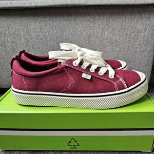 Cariuma low stripe burgundy red canvas sneaker